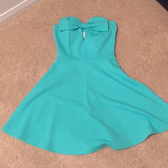 Dresses & Skirts - 🧜🏻‍♀️Turquoise strapless dress 👗w/keyhole front